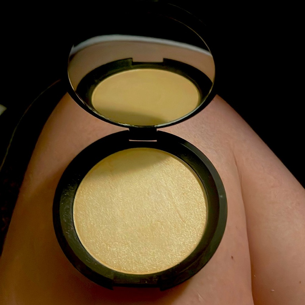 BECCA Moonstone Highlighter